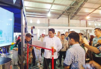 Bupati Bintan Roby Kurniawan S.P.W.K., saat meninjau bazar di GOR Relief Antam Kijang, Kamis (21/08/2025) kemarin.