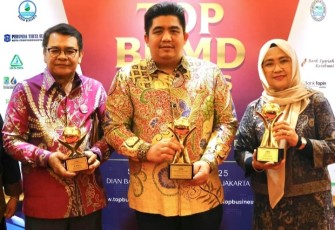 Bupati Bintan Roby Kurniawan SPWK Raih TOP Pembina BUMD Dalam Ajang TOP BUMD Awards 2025