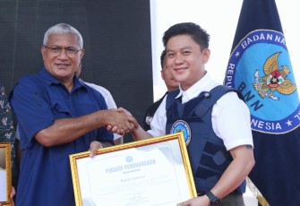 Kepala BNN RI, Marthinus Hukom, yang bertemu langsung dengan masyarakat Kampung Kiapang, pada Kamis (8/5), di Lapangan Kompos PT Djarum, Tanah Abang, Jakarta Barat 