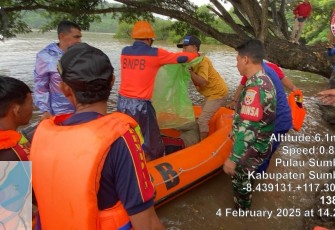 Tim gabungan menemukan korban terseret arus di Kab Sumbawa, NTB, Selasa (4/2) Sumber foto : BPBD Kab Sumbawa