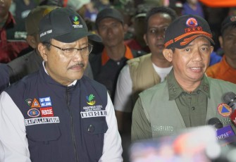 Kepala Badan Nasional Penanggulangan Bencana (BNPB) Letjen TNI Dr. Suharyanto meninjau lokasi pengungsian masyarakat terdampak banjir di Kota Bekasi, yang berlokasi di Gudang Logistik BNPB di Jalan Pondok Gede Permai, Jatirasa, Kecamatan Jatiasih, Kota Bekasi, Jawa Barat, Selasa (4/3) malam