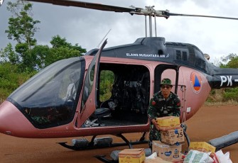 Bantuan pangan dan non-pangan yang didistribusikan melalui udara dengan armada dari BNPB, TNI AU dan Basarnas. Dropping bantuan bertahap menyesuaikan kapasitas dan kemampuan helikopter untuk membawa berat bantuan. Hingga hari ini, Selasa (2/12), sebanyak 4,1 ton bantuan dikirimkan ke beberapa wilayah terdampak di Provinsi Sumatra Barat