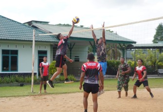 Personel Korem 121/ABW Gelar Olah Raga Bola Voli