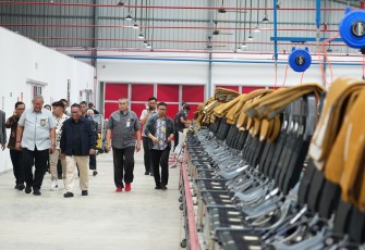Anggota/Deputi Bidang Investasi dan Pengusahaan BP Batam, Fary Djemy Francis meninjau Kawasan Ekonomi Khusus Batam Aero Technic (KEK BAT) di Kawasan Bandara Internasional Hang Nadim, Rabu, (19/3/2025)