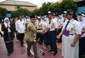 Wakil Menteri Pendidikan Dasar dan Menengah (Wamendikdasmen), Atip Latipulhayat, hadir di SMA Negeri 22 Jakarta untuk meninjau langsung pelaksanaan hari pertama Masa Pengenalan Lingkungan Satuan Pendidikan (MPLS) Ramah