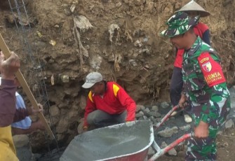 Babinsa Desa Gayam saat Bersama Warga Bangun Tanggul Penahan Jalan