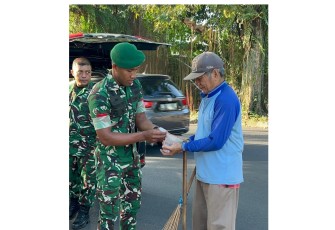 Personil Kodam XIII Merdeka saat membagikan makanan pada masyarakat