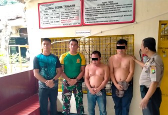 Dua orang copet (tidak kenakan baju) saat berhasil diamankan dan diserahkan ke petugas Polsek Pasar Rebo.