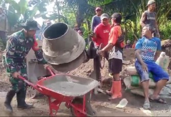 Babinsa Koramil 0801/03 Arjosari Gotong Royong Pembuatan Cor Jembatan
