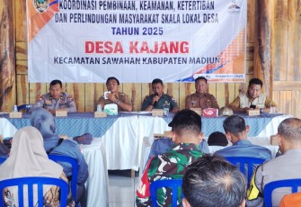 Babinsa Kajang Pantau Kegiatan Pembinaan Linmas untuk Tingkatkan Keamanan Desa