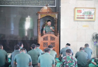  Kasrem 121/Abw Kolonel Inf Mohamad Isnaeni, S.E., M.M., memberikan pembinaan mental dan pembinaan rohani kepada para Prajurit dan Persit Korem 121/Abw, bertempat di Masjid Darul Muttaqin Korem 121/Abw, Sintang, Kalimantan Barat, Rabu (24/04/2025)