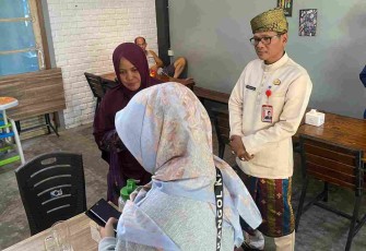 Tiga belas pegawai ASN dan Non ASN di lingkungan Pemerintah Kota Tanjungpinang terjaring kegiatan penegakan disiplin pegawai yang dilakukan tim gabungan BKPSDM dan Satpol PP Kota Tanjungpinang, Jumat (29/8)