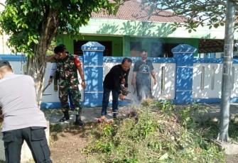 Babinsa dan Masyarakat saat Kerja Bakti Bersihkan Lingkungan Desa Pulerejo
