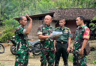 Kasiren Korem 081/DSJ Letkol Arm Musani saat melakukan peninjauan di Pucanglaban, Rabu (22/1/2025).