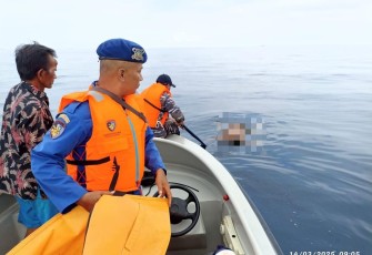 Prajurit TNI AL Berhasil Evakuasi Jenazah Nelayan di Perairan Jangkar Situbondo 