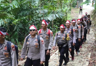 Polres Natuna Kibarkan Merah Putih di Gunung Ranai di Puncak Mutiara Ujung Utara