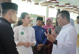 Gubernur Provinsi Kepulauan Riau H.Ansar Ahmad Perkenalkan Budaya Melayu dan Produk UMKM Kepri ke Tiga Gubernur