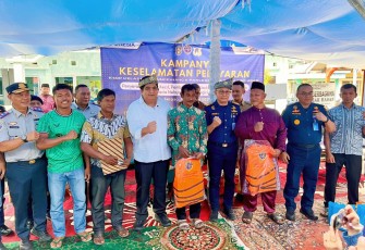 Bupati Roby Bersama Kemenhub Bagikan E-Pass Kecil Hingga Life Jacket di Pulau Pangkil