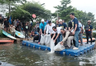 Pelaksana Harian (Plh) Wali Kota Depok, Chandra Rahmansyah, melepas ratusan bibit ikan pada aksi Bersih Situ Sama-sama (Besetss) yang digelar Karang Taruna Kecamatan Bojongsari di Situ 7 Muara, Minggu (23/02/25).