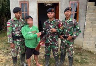 Satgas Pamtas Yonkav 3/AC Terima Senjata Rakitan