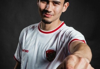 Nathan Tjoe-A-On saat mencoba Jersey baru. (Foto: Pinterest).