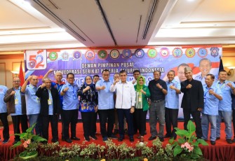 Menaker Yassierli foto bersama usai membuka rakernas KSPSI di Jakarta, Rabu (26/2)
