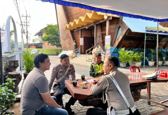 TNI Hadir Beri Pengamanan Gereja di Pacitan