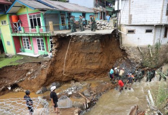 Kepala Badan Nasional Penanggulangan Bencana (BNPB) Letjen TNI Dr. Suharyanto, S.Sos,. M.M (rompi cokelat dan topi hitam) dan Bupati Bogor bersama Danrem 061/Suryakencana melihat perkembangan pembuatan Jembatan Bailey yang menghubungkan Desa Leuwimalang dan Desa Jogjogan Kecamatan Cisarua, Kabupaten Bogor, Jawa Barat pada Rabu (12/3)