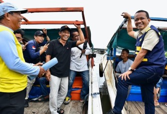 Menteri Energi dan Sumber Daya Mineral (ESDM), Bahlil Lahadalia Saat mengunjungi Stasiun Pengisian Bahan Bakar Nelayan (SPBN) AKR 20.3.2.003 Rantauan Ilir di Provinsi Kalimantan Selatan, Rabu (19/3)