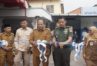 Bupati Rober Christanto dan Dandim 0727/Karanganyar Letkol Kav Dhanang Prasetyo Kurniawan memotong pita tanda peresmian dapur SPPG Yayasan Melati Santina Utama, di Desa Dayu, Kecamatan Gondangrejo, Senin (14/4/2024)