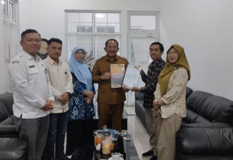 Penyerahan sisa dana hibah Pilkada 2024 secara simbolis oleh Ketua KPU Karanganyar Daryono kepada Bupati Rober Christanto