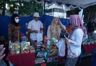 Warga mengunjungi salah satu stand kuliner dalam bazar Gerakan Pangan Murah (GPM), di halaman Rumah Dinas Bupati Karanganyar, Rabu (20/3/2025)