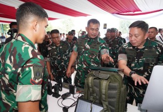 Kepala Staf Angkatan Darat (Kasad) Jenderal TNI Maruli Simanjuntak, M.Sc menyaksikan demonstrasi Alat Peperangan Elektronik (Alpernika) di Batalyon Perhubungan Angkatan Darat (Yonhubad), Depok, Jawa Barat, Senin (17/2/2025)