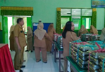 Sebanyak 999 siswa SMP Negeri 4 Pare Kabupaten Kediri menyambut antusias program makanan bergizi gratis yang diluncurkan pemerintah pusat melalui Badan Gizi Nasional (BGN) pada Senin (14/4/2025)