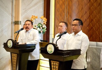 Jaksa Agung RI Burhanuddin menerima kunjungan Direktur Utama PT Pertamina (Persero) Simon Aloysius Mantiri pada Kamis 6 Maret 2025 di Gedung Utama Kejaksaan Agung, Jakarta