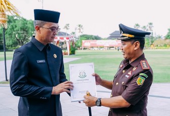JAKSA PENGACARA NEGARA KEJARI BADUNG MENANG BANDING DI PENGADILAN TINGGI TATA USAHA NEGARA MATARAM DALAM MEMPERTAHANKAN ASET PEMKAB  BADUNG  Pada hari Selasa tanggal 20 Mei 2025, bertepatan dengan Upacara Peringatan Hari Kebangkitan Nasional di Lapangan Mangupraja Mandala Pusat Pemerintahan Kabupaten Badung, Sutrisno Margi Utomo, S.H.,M.H., selaku Kepala Kejaksaan Negeri Badung bersama Tim Jaksa Pengacara Negara pada Kejaksaan Negeri Badung menyerahkan berkas kemenangan Banding dari Pengadilan Tinggi Tata U