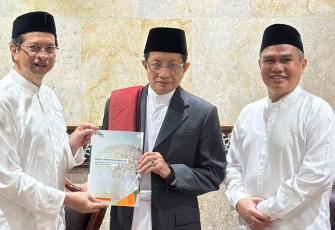 Plt. Inspektur Jenderal Kemanag, Faisal Ali Hasyim, saat menyerahkan hasil identifikasi risiko dan mitigasi layanan di Arafah, Muzdalifah, dan Mina (Armuzna) kepada Menteri Agama Nasaruddin Umar, di Masjid Istiqlal Jakarta, Jumat (11/4/2025).