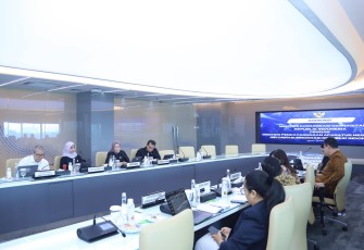Menteri Pendayagunaan Aparatur Negara dan Reformasi Birokrasi (PANRB) Rini Widyantini hadir dalam Rapat Koordinasi Tindak Lanjut Pembahasan Isu Prioritas Pemerintahan Digital dengan Menteri Komunikasi dan Digital Meutya Hafid di Jakarta, Selasa (04/02/2025)
