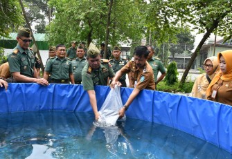 Kodim Ponorogo Wujudkan Ketahanan Pangan Dengan Tabur Benih Ikan Lele