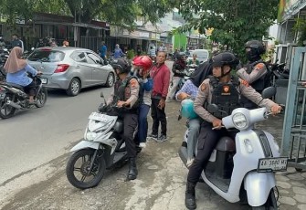 Dua perempuan diduga pelaku tindak pidana penipuan bermodus seminar e-commerce saat dibawa anggota Tim Sparta ke Mapolresta Surakarta. (Foto : Istimewa)