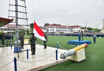 Upacara bendera rutin hari Senin kembali dilaksanakan di Mako Komando Lintas Laut Militer dengan Inspektur Upacara Asisten Logistik (Aslog Pangkolinlamil) Kolonel Laut (T) Heru Ruswanto, S.T., M.Si., M.Tr Opsla., CRMP