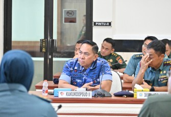 Inspektur Komando Operasi Udara II (Irkoopsud II) Marsma TNI Hermawan Widhianto, S.E., M.M., menghadiri Taklimat Awal Audit Kinerja dan Audit Ketaatan Inspektorat Jenderal (Itjen) TNI Periode Tahun Anggaran 2025 yang dilaksanakan secara video conference (vicon) dari Ruang Bina Yudha Makodam XIV/Hasanuddin, Kota Makassar, Senin (17/2/2025)