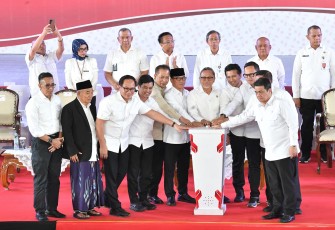 Menteri Desa dan Pembangunan Daerah Tertinggal (Mendes PDT) Yandri Susanto menghadiri musyawarah desa/kelurahan khusus pembentukan Koperasi Desa (Kopdes) dan Kelurahan Merah Putih di Jatim Expo, di Surabaya, pada Rabu (30/4/2025)