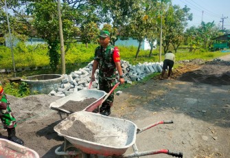 Anggota Koramil Karangjati Karya Bhakti Bersama Warga Laksanakan Pengecoran Jalan