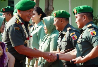 Danrem 081/DSJ Kolonel Arm Untoro Hariyanto mengikuti rangkaian tradisi penyambutan warga baru Korem 081/DSJ, Kamis (13/2/2025)
