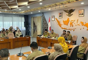 Wakil Wali Kota (Wawalkot) Depok, Chandra Rahmansyah memberikan arahan dan sambutan pada Forum Rencana Kerja (Renja) Inspektorat Daerah (Irda) Tahun 2025 di Ruang Edelweis Lantai 5 Balai Kota, Senin (03/03/25)