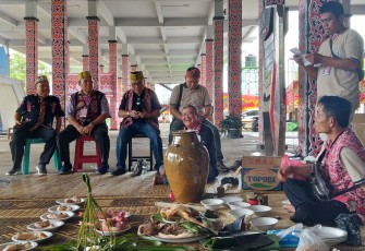 Dewan Adat Dayak (DAD) Kota Pontianak membuka rangkaian kegiatan Naik Dango ke-2 dengan menggelar ritual adat Ngampar Bide di Rumah Radangk Pontianak, Kamis (24/4) 