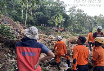 Bencana tanah longsor melanda Kabupaten Subang, Provinsi Jawa Barat, pada Jumat (11/4) setelah hujan deras mengguyur wilayah tersebut