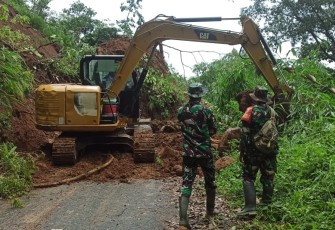 Koramil 0803/07 Kare melaksanakan kegiatan karya bhakti untuk membersihkan tanah material longsor yang menutupi jalan penghubung Kandangan menuju Ngebel, pada Minggu (2/2)