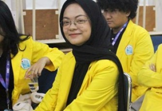 Feby saat mengikuti kegiatan organisasi kampus. (Foto: @risln_)